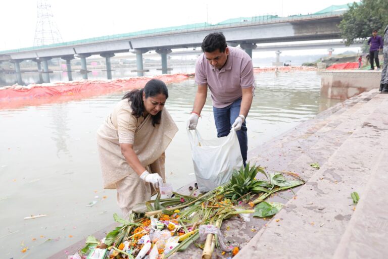 छठ के बाद वासुदेव घाट पर झाड़ू लगाकर शुरू किया स्वच्छता अभियान – मुख्यमंत्री रेखा गुप्ता
