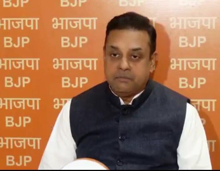 कांग्रेस की बैठक में गूंजा बांग्लादेश का राष्ट्रगान, संबित पात्रा का हमला