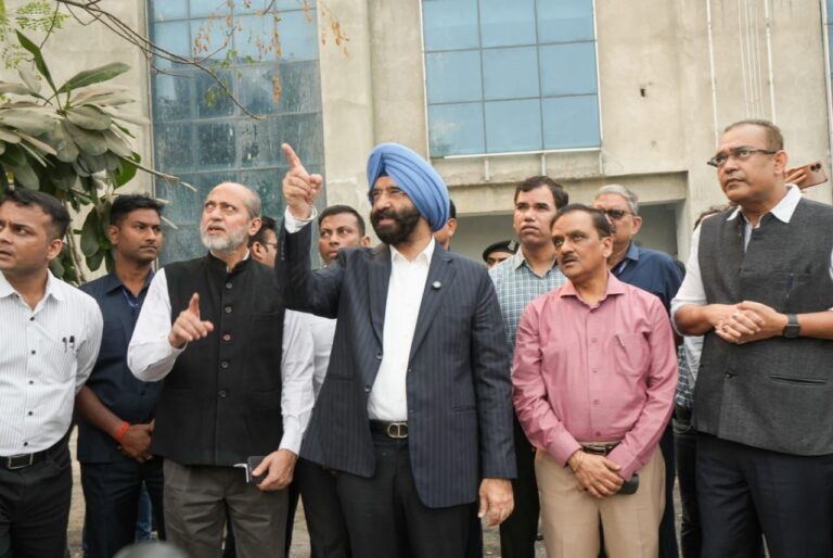 दिल्ली में प्रदूषण पर सख्त एक्शन पर्यावरण मंत्री मनजिंदर सिंह सिरसा ने आनंद विहार में किया औचक निरीक्षण, सड़कों से धूल और जाम हटाने के दिए निर्देश