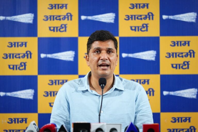 सौरभ भारद्वाज ने किया बस स्टॉप पर रियलिटी चेक, उजागर की भाजपा सरकार की परिवहन व्यवस्था की हकीकत