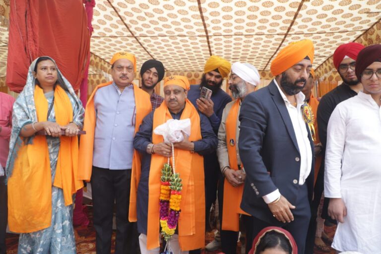 गुरु नानक देव जी की जयंती शोभायात्रा में किया सहभाग, श्रद्धालुओं पर बरसाए फूल – प्रवीन खंडेलवाल