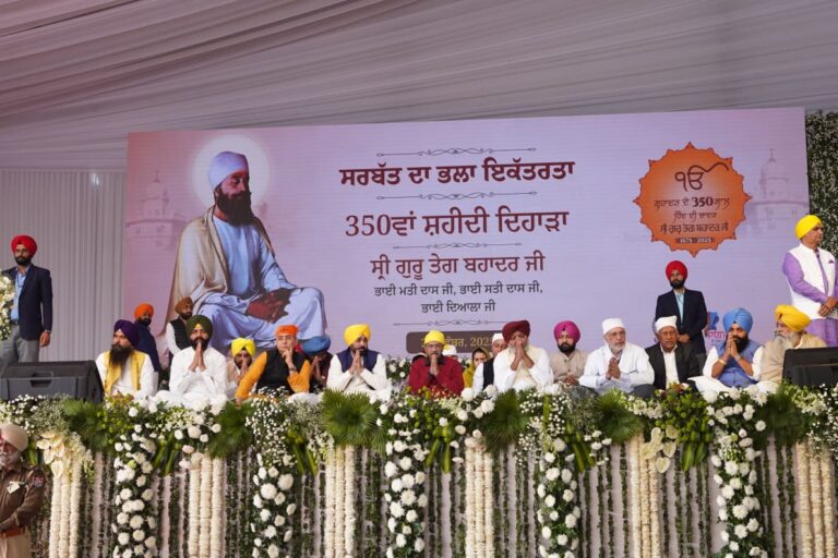गुरु की शहादत को नमन – केजरीवाल और भगवंत मान ने पंजाब की तरक्की के लिए की विशेष अरदास