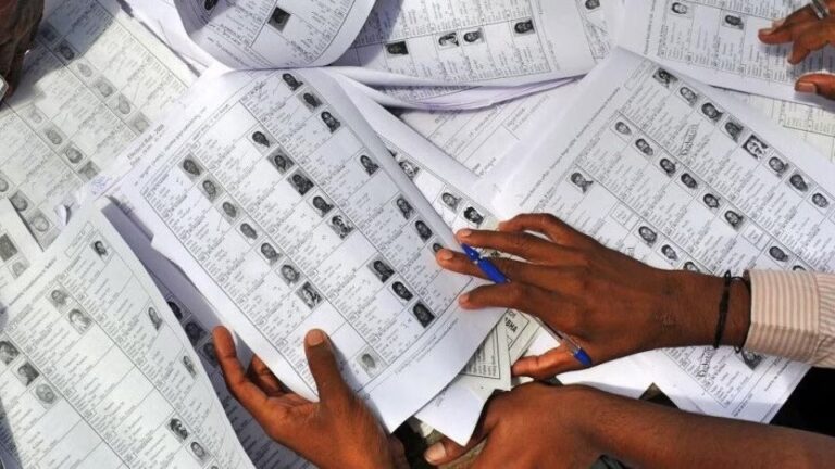 यूपी में SIR की डेडलाइन बढ़ी, बीएलओ पर बढ़ते दबाव और मौतों के बाद चुनाव आयोग का बड़ा फैसला