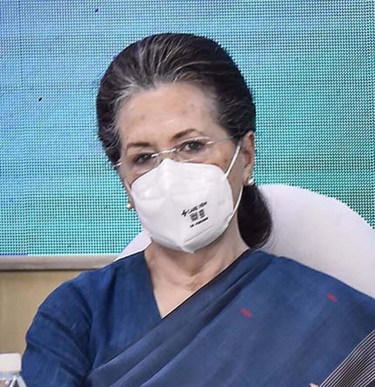 सोनिया गांधी और विपक्षी सांसदों ने संसद में किया वायु प्रदूषण के खिलाफ प्रदर्शन, सरकार से ठोस कदम उठाने की मांग