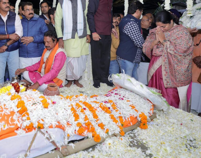 पूर्व राज्यपाल स्वराज कौशल को भावपूर्ण विदाई बांसुरी स्वराज को पितृ शोक, दिल्ली में उमड़ा श्रद्धांजलियों का सैलाब