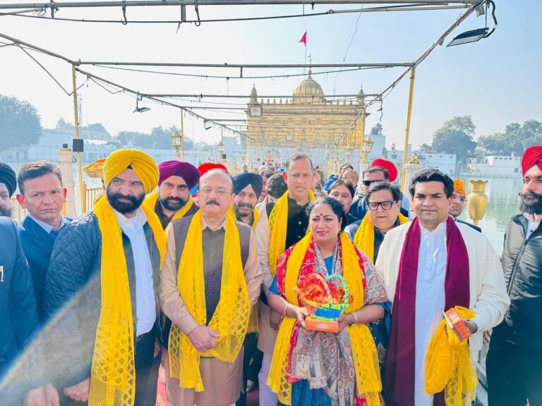 पवित्र नगरी अमृतसर में मुख्यमंत्री रेखा गुप्ता ने किया गुरु चरणों में नमन