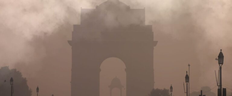 जहरीली स्मॉग के बीच प्रदूषण पर सख्ती, BS-6 नियम लागू PUC जांच में सर्वर डाउन से बढ़ी लोगों की परेशानी