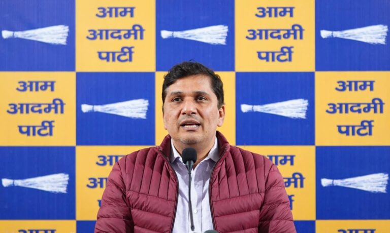 दिल्ली को गैस चैंबर में छोड़कर अहमदाबाद में मैच का आनंद लोकल गार्जियन एलजी पर सौरभ भारद्वाज का तीखा हमला