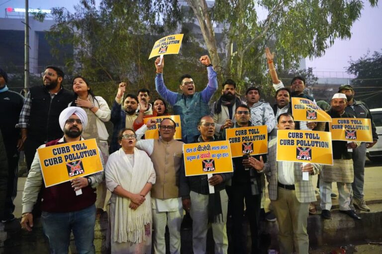 दिल्ली की सांसों के लिए सड़कों पर उतरी ‘आप’, गाजीपुर टोल से भाजपा को कड़ा संदेश