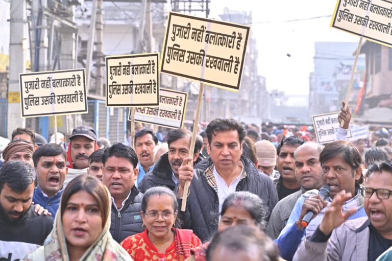 दिल्ली प्रदेश कांग्रेस कमेटी के अध्यक्ष श्री देवेन्द्र यादव के नेतृत्व में दिल्ली में लगातार बढ़ती अपराधिक घटनाओं एवं बदहाल कानून व्यवस्था के खिलाफ दिल्ली की गूंगी बहरी सरकार को जगाने के लिए बादली विधानसभा के दुर्गा चौक थाना भलस्वा डेयरी में जोरदार विरोध प्रदर्शन किया ।