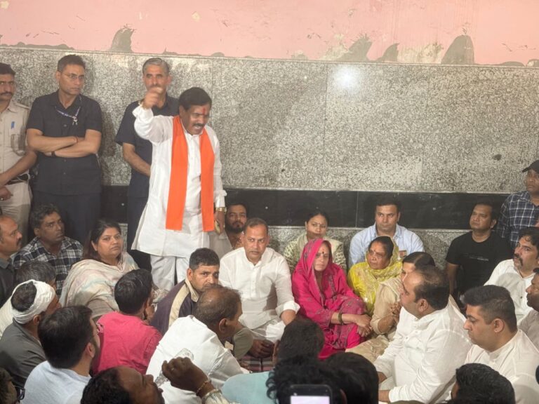 उत्तम नगर में युवक की हत्या पर रविन्द्र इंद्राज सिंह ने जताया दुख, पीड़ित परिवार से मिलकर दिया न्याय का भरोसा
