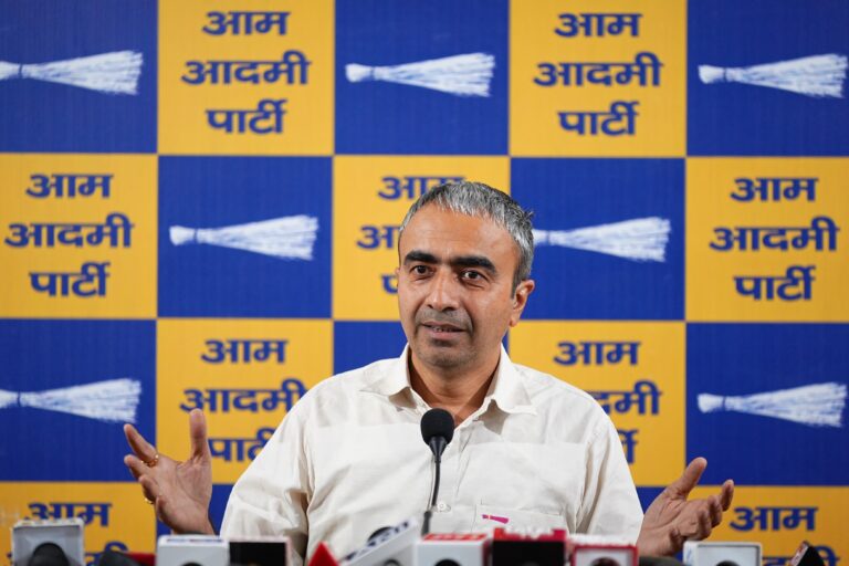 गैस सिलेंडर के दाम बढ़ने पर अनुराग ढांडा का मोदी सरकार पर हमला, कहा– देश जानना चाहता है कि सरकार चला कौन रहा है