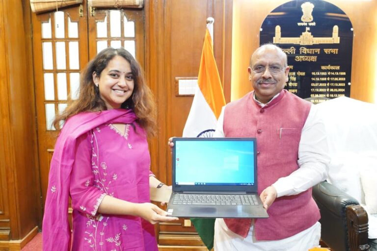 सरकारी स्कूलों के बच्चों को मिला डिजिटल तोहफा, विजेंद्र गुप्ता ने दिए लैपटॉप