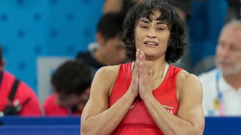 विनेश फोगाट की मैट पर वापसी पर ब्रेक, WFI ने लगाया बैन, 15 पन्नों के नोटिस में गंभीर आरोप