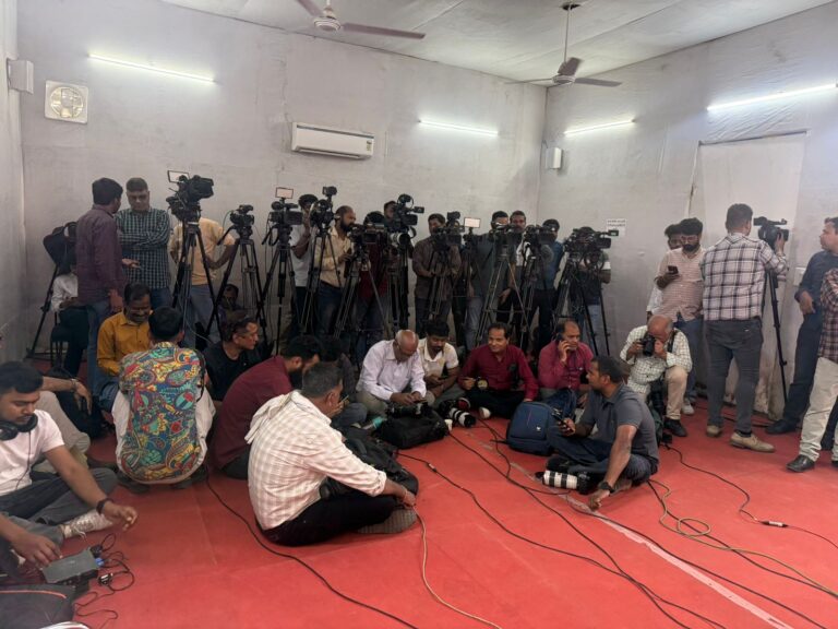 शीशमहल की राजनीति और ज़मीन पर बैठे पत्रकार
