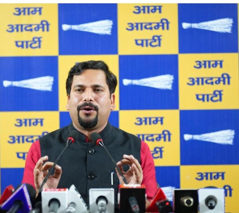 जगतपुर में ओ-ज़ोन और डिमोलिशन मुद्दे पर भाजपा को घेरा, संजीव झा बोले- जनता को आश्वासन नहीं, समाधान चाहिए जगतपुर पंचायत में नहीं मिला कोई ठोस समाधान – संजीव झा