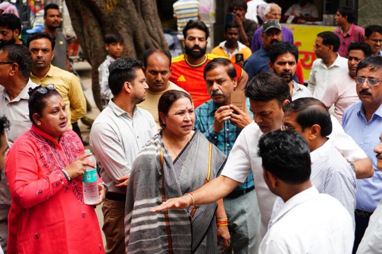 सत्या शर्मा ने मलका गंज वार्ड का किया निरीक्षण, अवैध अतिक्रमण और खुले मांस विक्रय पर सख्त कार्रवाई के दिए निर्देश