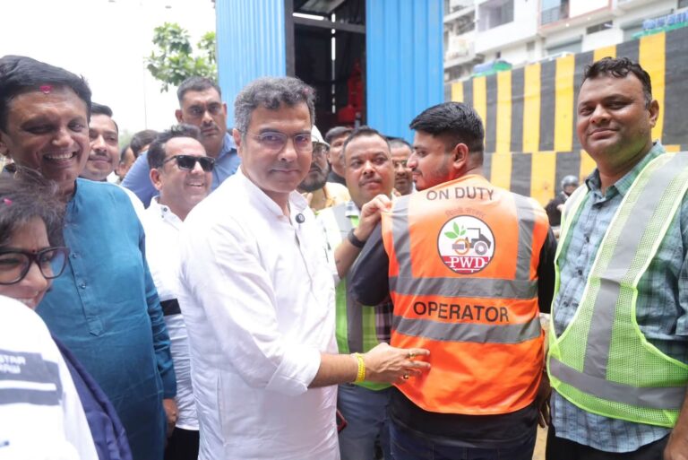 ‘सरकार आपके द्वार’ अभियान के तहत पूर्वी दिल्ली पहुंचे मंत्री परवेश साहिब सिंह, जलभराव वाले इलाकों का किया निरीक्षण