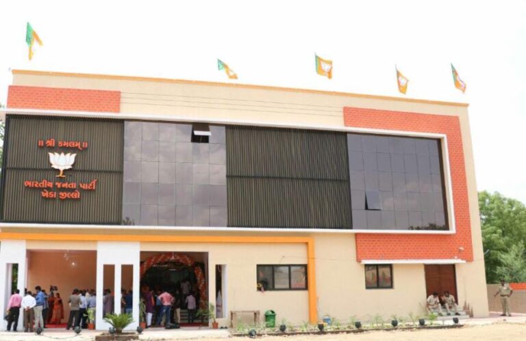 રાજ્યમાં અતિભારે વરસાદ અને પૂરની પરિસ્થિતિમાં અસરગ્રસ્તોને મદદરૂપ થવા માટે ભાજપા પ્રદેશ અધ્યક્ષ શ્રી જગદીશભાઈ વિશ્વકર્માના માર્ગદર્શન હેઠળ ગુજરાત પ્રદેશ ભારતીય જનતા પાર્ટી દ્વારા ‘સેવા હી સંગઠન‘ના ભાવ સાથે 24×7 હેલ્પલાઇન સેવા/ કંટ્રોલ રૂમ શરૂ કરાયો