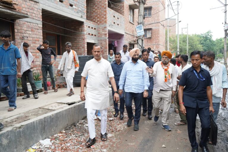 लाल फ्लैट्स के निवासियों को बेहतर नागरिक सुविधाएं उपलब्ध कराना दिल्ली सरकार की प्राथमिकता: श्री रविन्द्र इन्द्राज सिंह