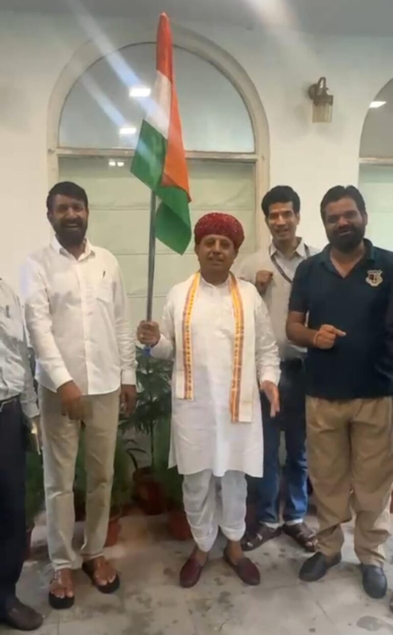 कृषि राज्य मंत्री भगीरथ चौधरी ने नई दिल्ली स्थित आवास से ‘हर घर तिरंगा, घर घर तिरंगा’ अभियान का किया शुभारंभ