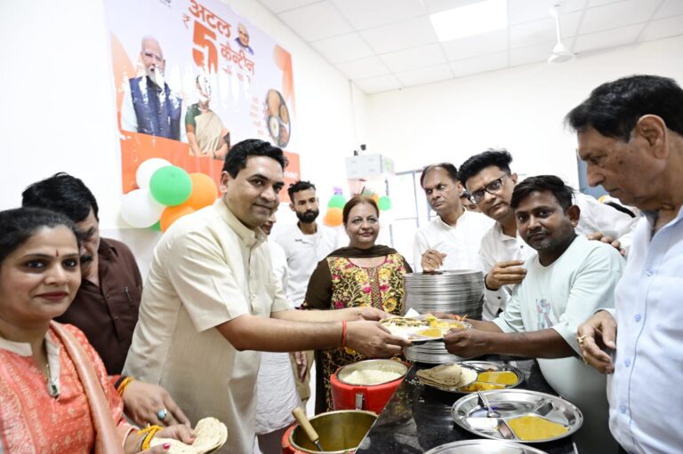 आजादपुर मंडी में दो अटल कैंटीन का शुभारंभ, ₹5 में मिलेगा पौष्टिक भोजन