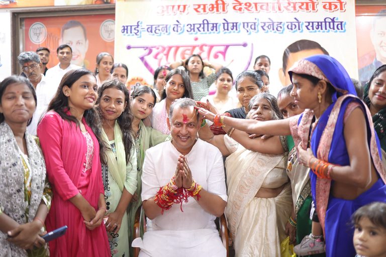 बवाना में रक्षाबंधन पर बहनों ने मंत्री रविन्द्र इन्द्राज सिंह को बांधी राखी, स्नेह और विश्वास से हुआ भव्य आयोजन