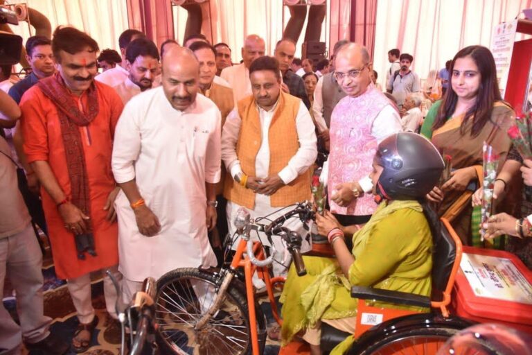 लाल किले मैदान में दिव्यांगजनों के लिए विशेष मेगा हेल्थ कैंप आयोजित-निःशुल्क स्वास्थ्य जांच के साथ कृत्रिम अंग, कैलिपर्स, ट्राईसाइकिल, चश्मे और श्रवण यंत्र वितरित