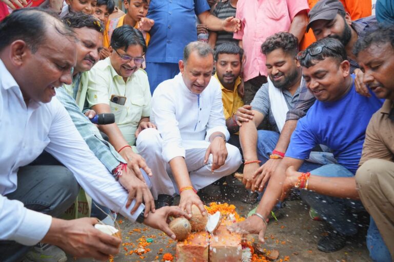 बवाना विधानसभा में विकास कार्यों को मिली नई गति, HT बिजली लाइनों के स्थानांतरण के साथ सड़क और नाले के निर्माण का शुभारंभ