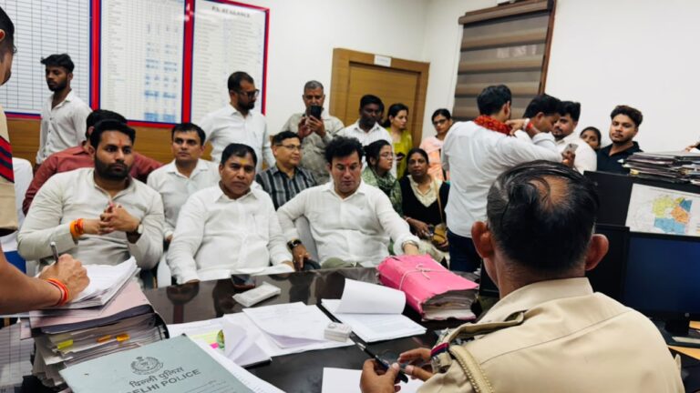 दिल्ली नगर निगम के सफाई कर्मी दीपक जी को आत्महत्या को लूटकर प्रताड़ित करके आत्महत्या को विवश करने वाले “आप” पार्षद विजयकुमार को बर्खास्त करने की मांग को लेकर दिल्ली भाजपा ने किया “आप” कार्यालय पर रोष प्रदर्शन