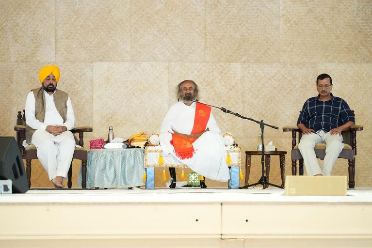 बेंगलुरु में अरविंद केजरीवाल, भगवंत मान और मनीष सिसोदिया ने श्री श्री रविशंकर से की मुलाकात