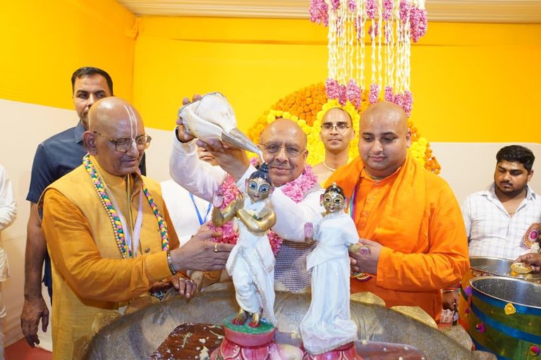जन्माष्टमी पर इस्कॉन मंदिर पहुंचे दिल्ली विधानसभा अध्यक्ष विजेंद्र गुप्ता